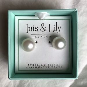 Iris & Lily pearl earrings